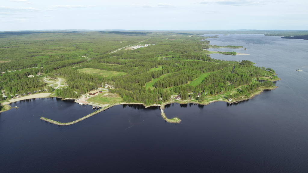 Paltamon golfkenttä Oulujärven rantamaisemassa