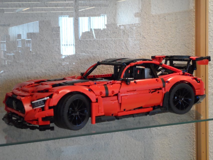 Janne Alasalmen Lego-auto- ja palapelinäyttely