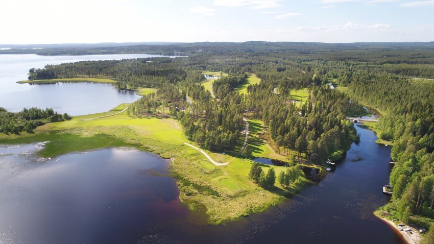 Kuvassa Oulujärven rantaa ja Paltamon golfkenttää kesäpäivänä.
