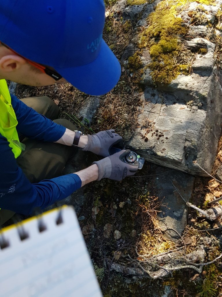 Latitude 66 Cobaltin geologit tekevät kallioperäkartoitusta ja keräävät kivinäytteitä Hyrynsalmella, Paltamossa, Pudasjärvellä, Puolangalla, Ristijärvellä ja Sotkamossa