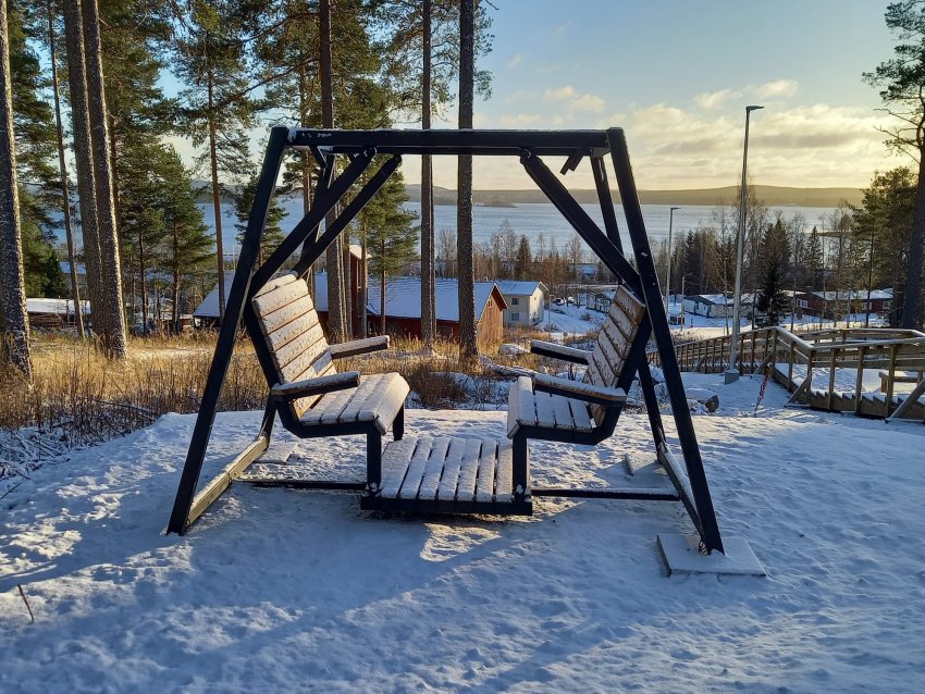 Ystäväkeinu valmistunut kuntoportaiden luo