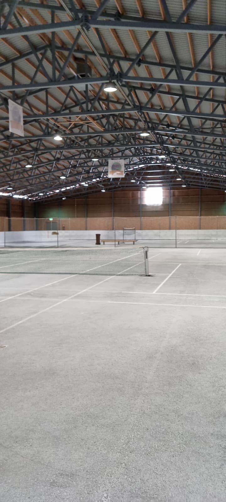 Tennis- ja sulkapallokentät avoinna Pertinhallissa